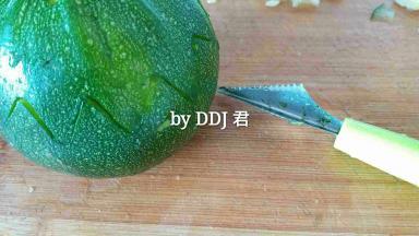 南瓜用刀切开盖子，南瓜瓤挖出来