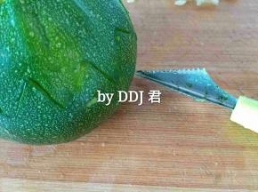 南瓜用刀切开盖子，南瓜瓤挖出来