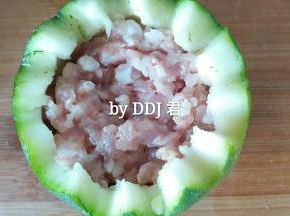 肉沫放进南瓜内