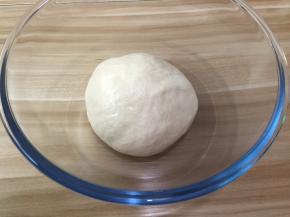 3. 揉至面团光即可，用保鲜膜封好发酵至1.5倍