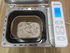 1. 把所有材料都称进面包机桶内开始和面1次10分钟