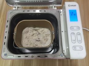 1. 把所有材料都称进面包机桶内开始和面1次10分钟