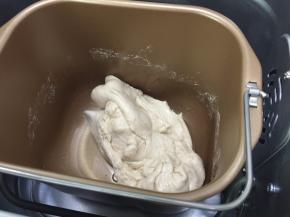 2. 第二次和面把10g的玉米油加入继续和面10分钟