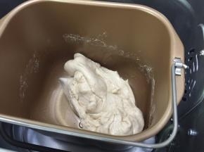 2. 第二次和面把10g的玉米油加入继续和面10分钟