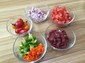 5. 圣女果一切为4，番茄，洋葱，菜椒切丁，牛肉切片备用