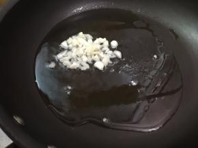 7. 锅里坐油加热放入蒜蓉