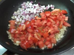8. 码入番茄和洋葱翻炒，加入少一汤勺的水，熬至收干盛出放凉备用