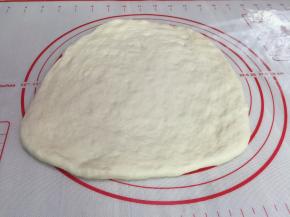 10. 取出发酵好的面团按压排气
这时可预热烤箱上下火175度10分钟