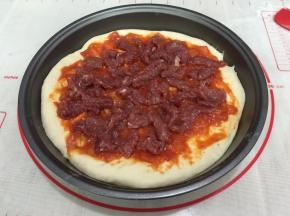 12. 在饼皮上抹一层披萨酱，把牛肉摆放好