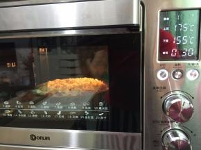 15. 送进预热好的烤箱上火175度
下火155度25—30分钟