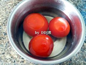用开水烫下番茄