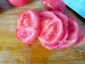 剥皮的番茄用到切小