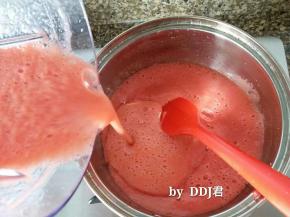搅碎的番茄汁倒入奶锅，小火熬煮，熬20分钟后加入冰糖哦