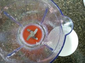 料理杯里加入纯净水，一点都不浪费哈