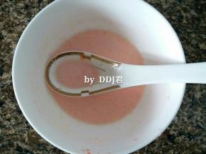 用洗料理杯的纯净水和生粉搅拌均匀