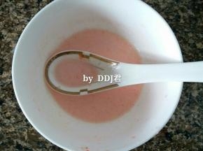 用洗料理杯的纯净水和生粉搅拌均匀
