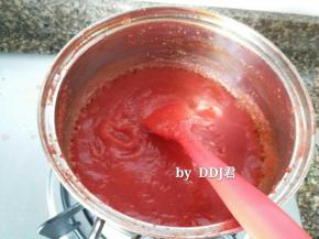 加入已经熬了25分钟的番茄酱里。。。搅拌均匀，再熬3分钟