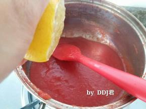 挤点柠檬汁，搅拌均匀后关火