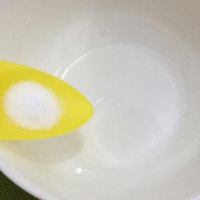 调汁：碗中加入盐