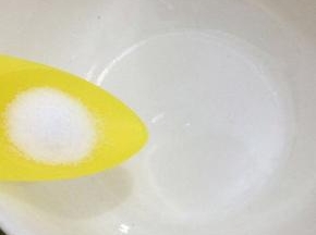 调汁：碗中加入盐