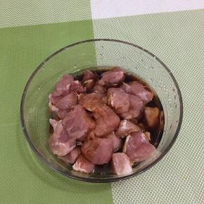 肉块里加入适量的油、生抽和料酒拌匀腌制五分钟