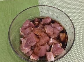肉块里加入适量的油、生抽和料酒拌匀腌制五分钟