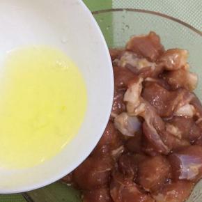 然后加入一个鸡蛋清搅拌均匀