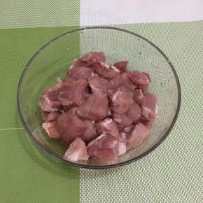 肉用水洗一下，然后切成一寸的块
