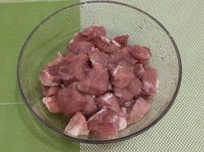 肉用水洗一下，然后切成一寸的块