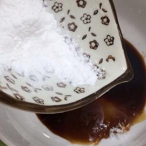 在加入少许的淀粉搅匀备用