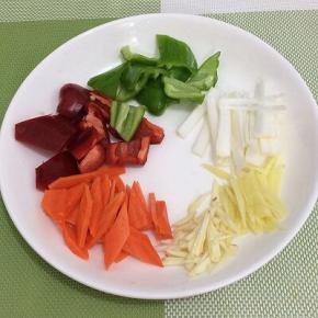 葱、姜、蒜切成粗丝，胡萝卜、青红椒切成块