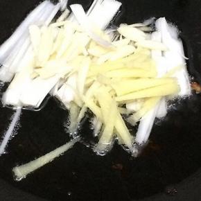 锅里留底油，放入葱姜蒜炒香