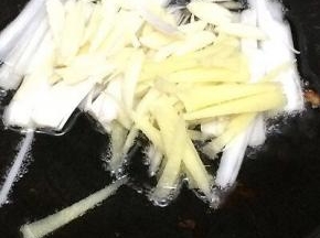 锅里留底油，放入葱姜蒜炒香