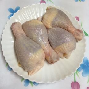 鸡腿洗净备用。