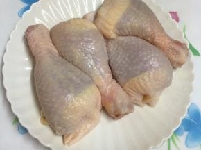 鸡腿洗净备用。