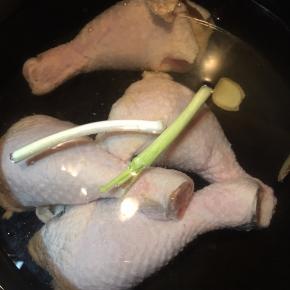 锅中加入清水，放入鸡腿，加入2段葱白和2片生姜。