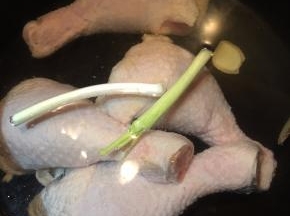 锅中加入清水，放入鸡腿，加入2段葱白和2片生姜。