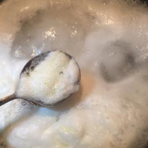 大火煮开，撇去浮沫。