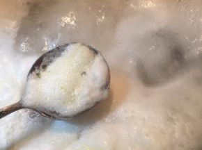 大火煮开，撇去浮沫。