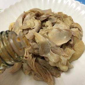 将鸡腿肉撕下来放入盘中，淋入酱油。