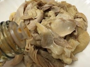 将鸡腿肉撕下来放入盘中，淋入酱油。