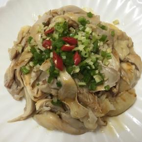 铺上葱姜末和小米椒。