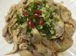 铺上葱姜末和小米椒。