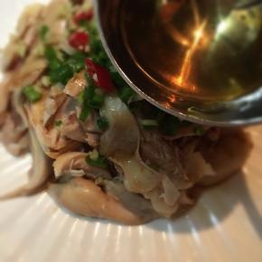 浇上烧至冒青烟的热油。