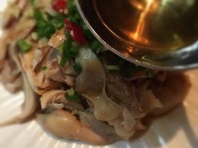 浇上烧至冒青烟的热油。