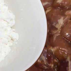 将淀粉加入和肉块搅拌均匀，使肉都裹上淀粉