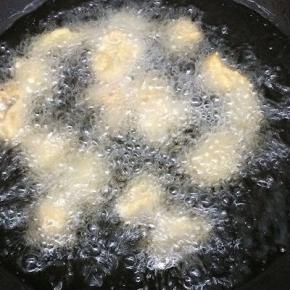 炒锅里倒入适量的油，等油温七成热时，下入肉块炸