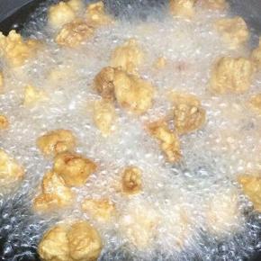 再次将油烧热，然后将肉全部倒入锅中，重新在炸一次，炸到金黄色捞出