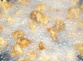 再次将油烧热，然后将肉全部倒入锅中，重新在炸一次，炸到金黄色捞出