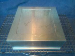 出炉后轻震两下震出热气，立即倒扣烤网上。